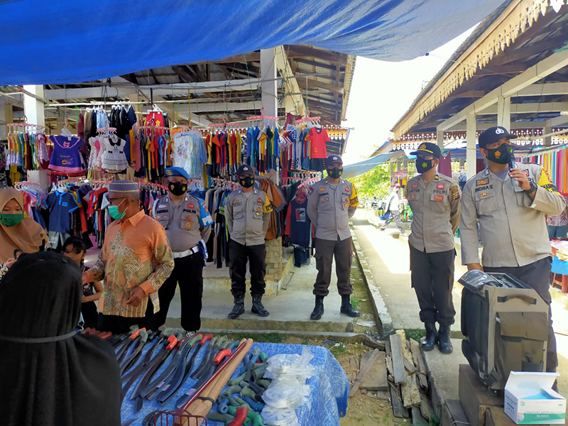 Polsek Pangkalan Lesung Sampaikan Imbauan dan Sosialisasi Prokes di Pasar Tradisional