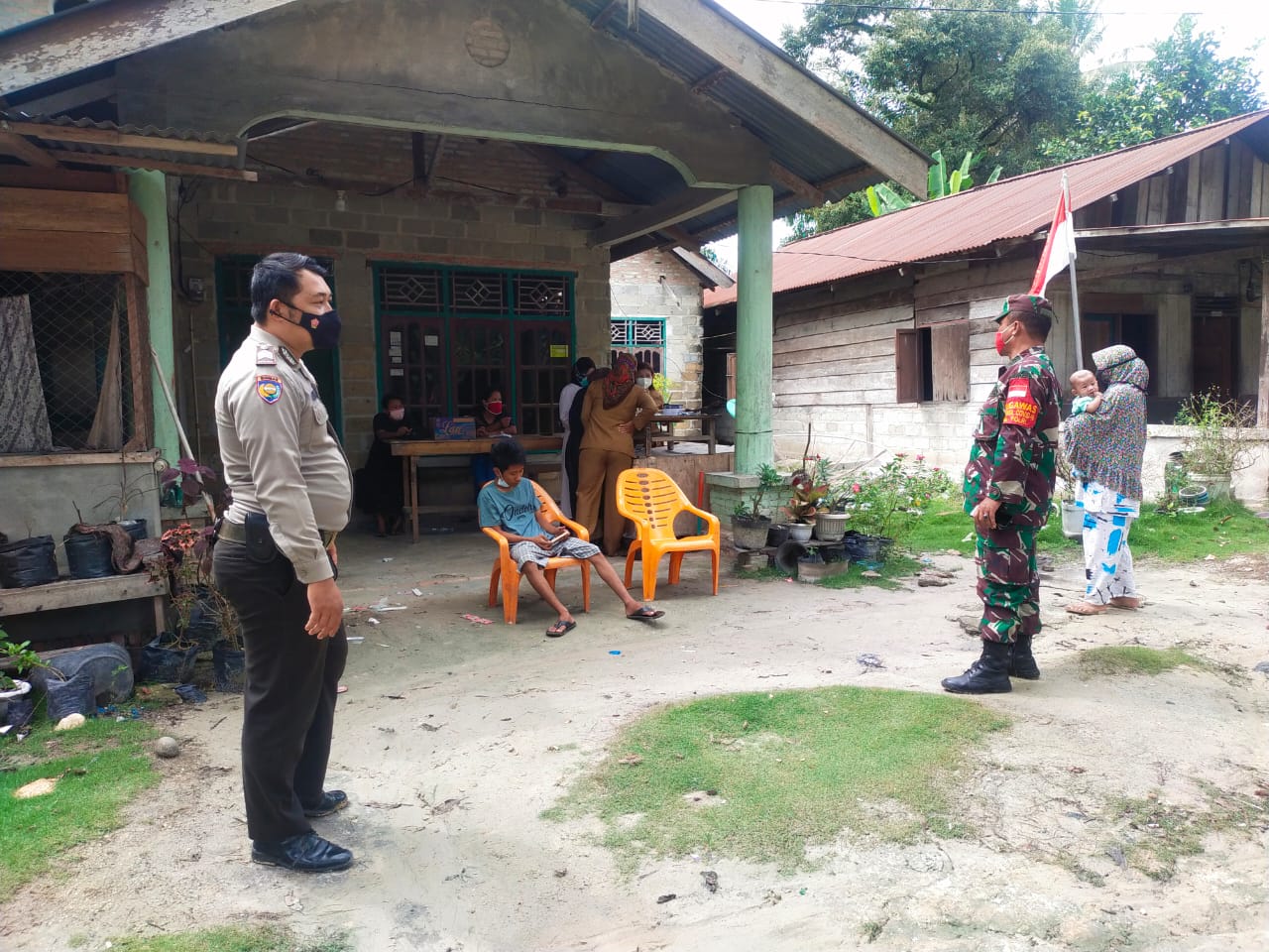 Gelar Patroli di Desa Segati, Polsek Langgam Antisipasi Terjadinya Aksi C3 Sekaligus Imbau Prokes