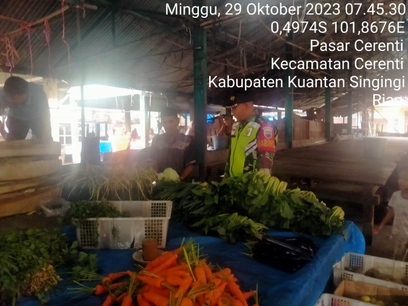 Kopda M. Soleh Babinsa Koramil 06/Cerenti Kodim 0302/Inhu Pantau Harga Kebutuhan Pokok Di Kecamatan Cerenti Kabupaten Kuansing