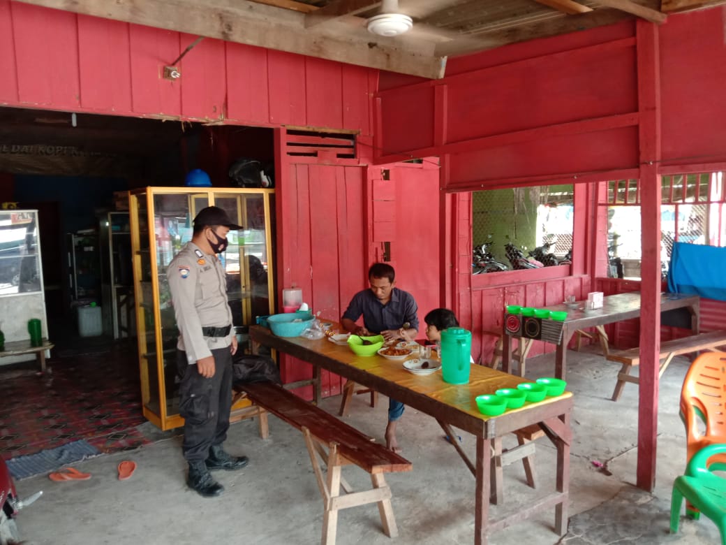 Tertibkan Prokes, Polsubsektor Pelalawan Pantau Aktivitas Masyarakat Desa Segati