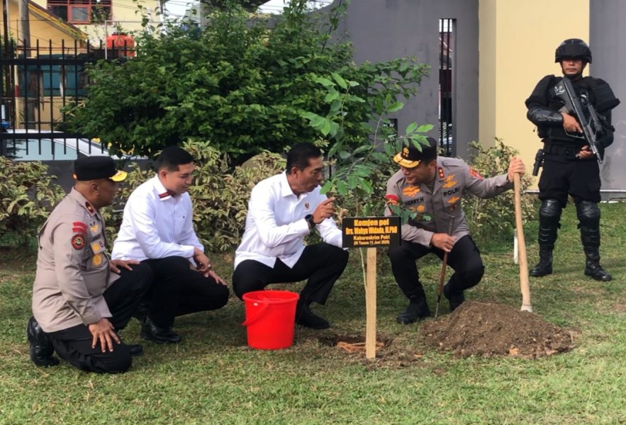Tanam Pohon Gaharu, Kabareskrim dan Kapolda Riau Gaungkan Polri Peduli Lingkungan
