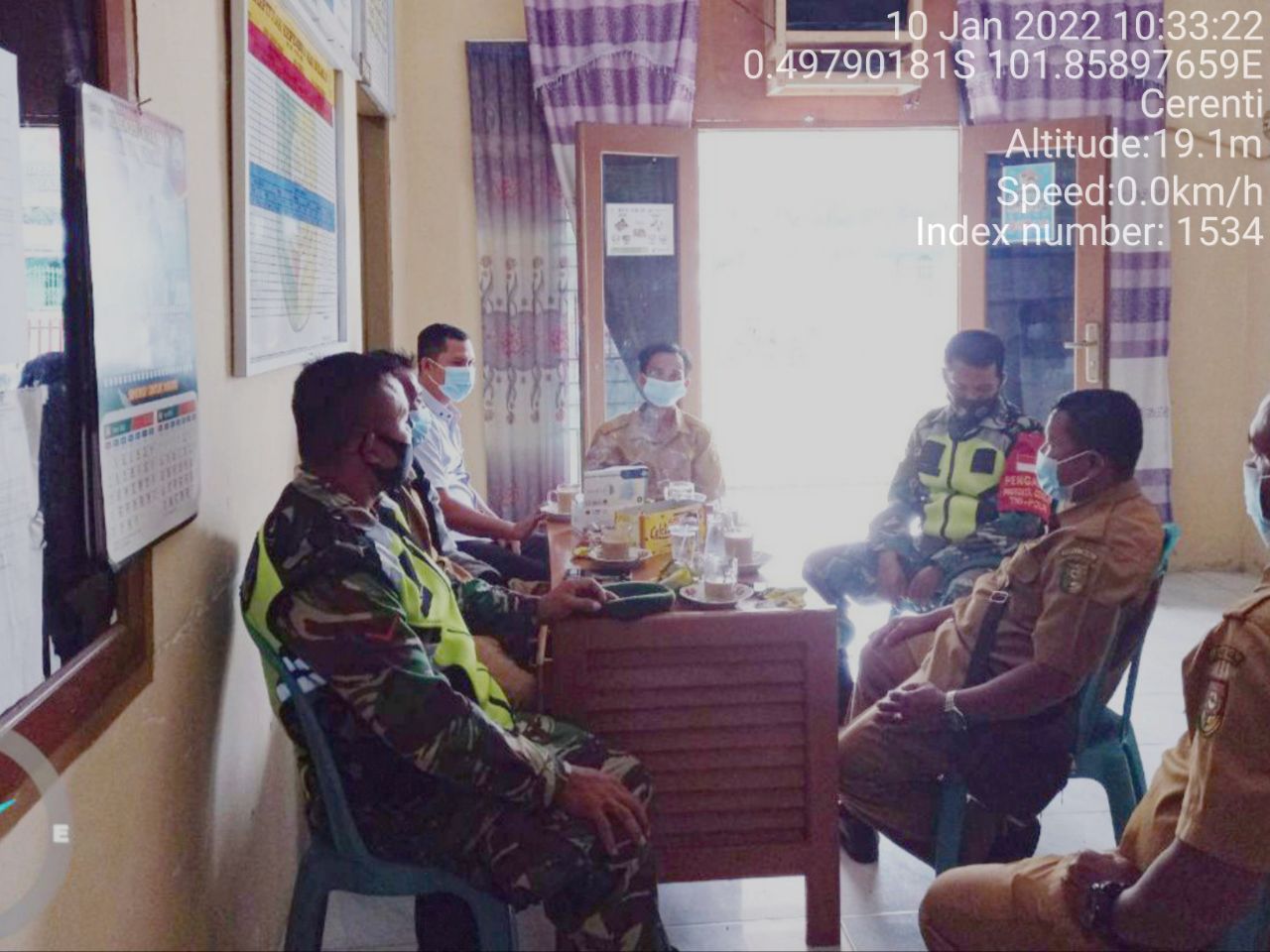 Babinsa Koramil 06/Cerenti  Dim 0302/Inhu Komsos Dengan Perangkat Desa Tanjung Medan