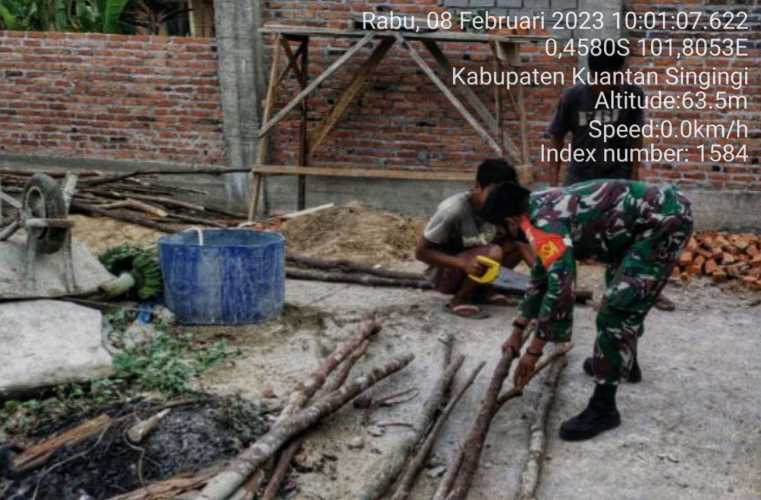 Babinsa Koramil 06/Cerenti Kodim 0302/Inhu Gotong Royong Dengan Masyarakat di Desa Lebuh Lurus Kecamatan Inuman Kabupaten Kuansing 