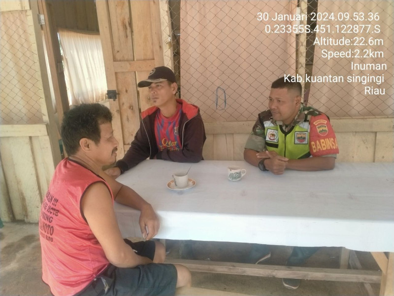 Di Desa Bedeng Sikuran Kecamatan Inuman Babinsa Koramil 06 /Cerenti Kodim 0302/Inhu  Komsos Dengan Masyarakat Desa Binaan