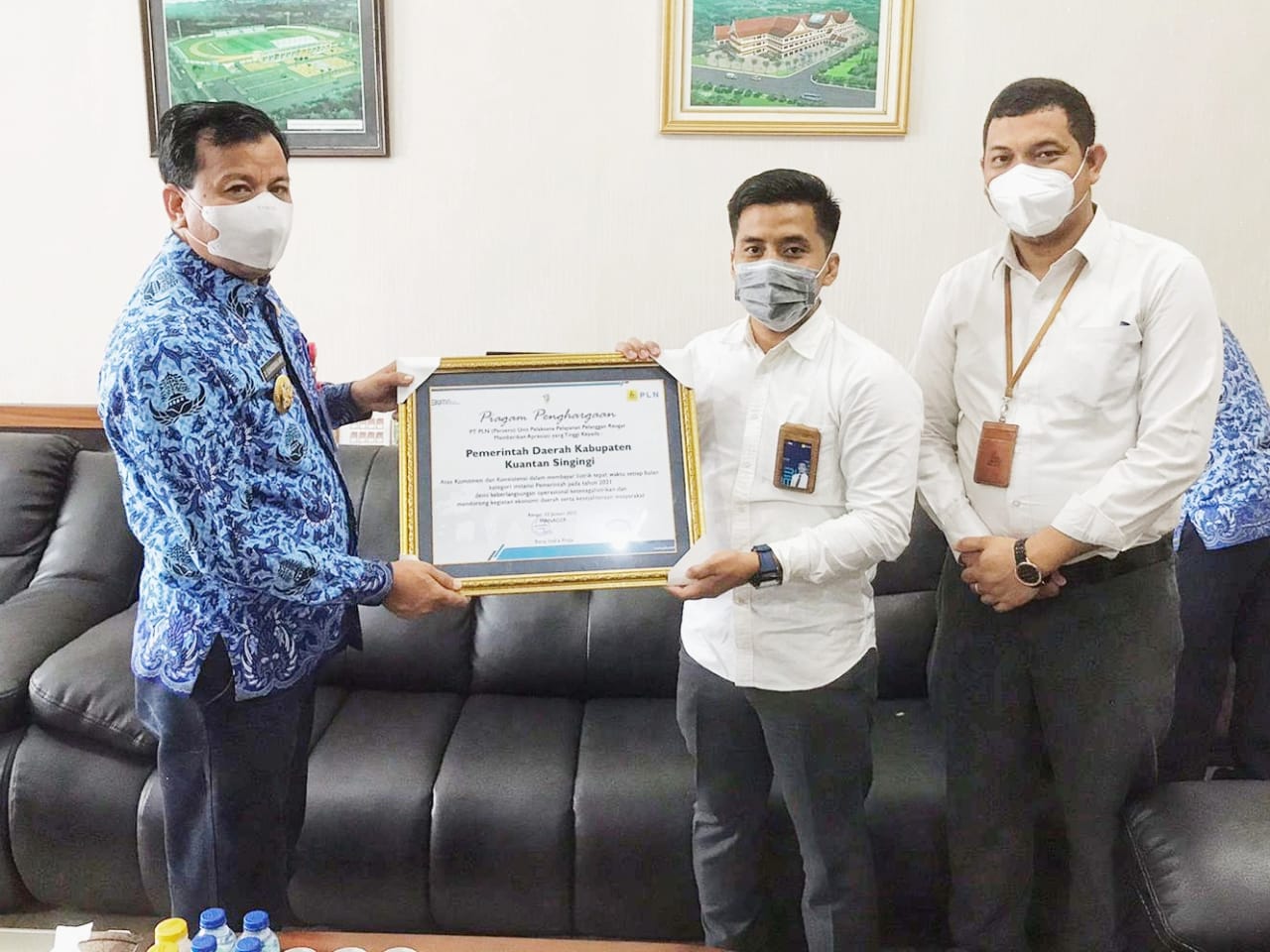 Bayar Tagihan Tepat Waktu, Pemda Kuansing Terima Penghargaan dari PLN UP3 Rengat 