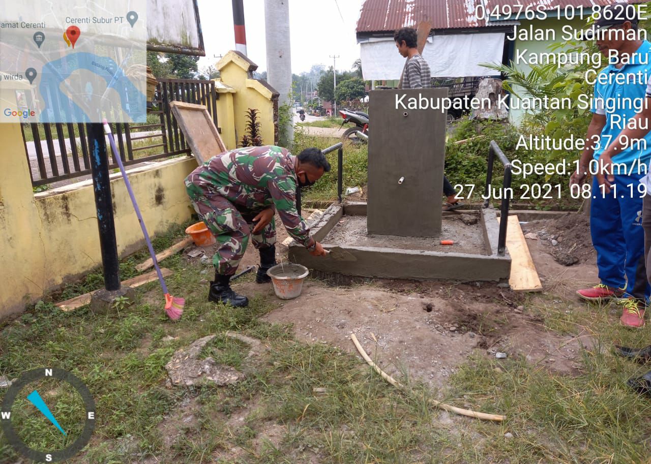 Babinsa Koramil 06/Cerenti Bersama Perangkat Desa Dirikan Kran Cuci Tangan Dikantor Desa