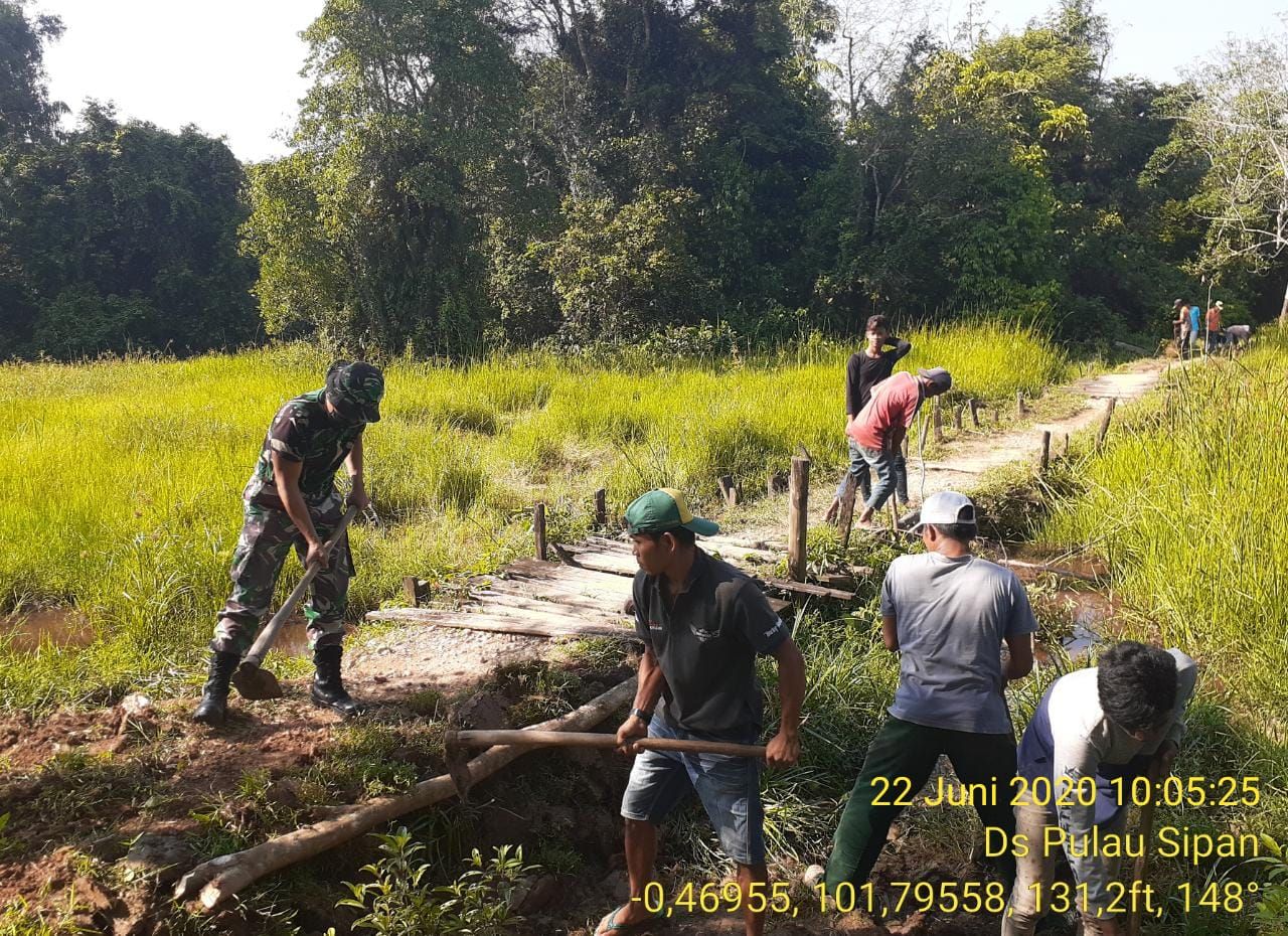 Babinsa Koramil 06/Cerenti Dim 0302/Inhu Sertu Efison Bantu Warga Memperbaiki Jalan Rusak.