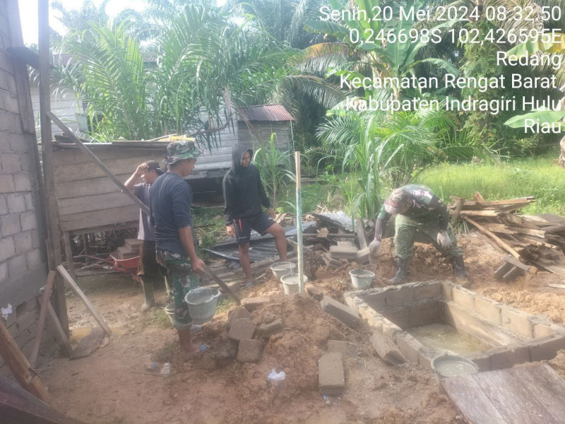 Serda Edi Putra Rianto Membantu Pelaksanaan Program TMMD Ke - 120 Kodim 0302/Inhu Di Desa Redang Dalam Kegiatan Pembangunan Rumah Tidak Layak Huni