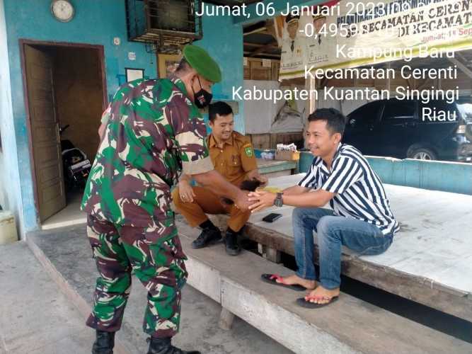 Sertu Firman Babinsa Koramil 06/Cerenti Kodim 0302/Inhu Komsos Dengan Warga Binaan Memberikan Pengertian Tentang Pentingnya Menjaga Protokol Kesehatan