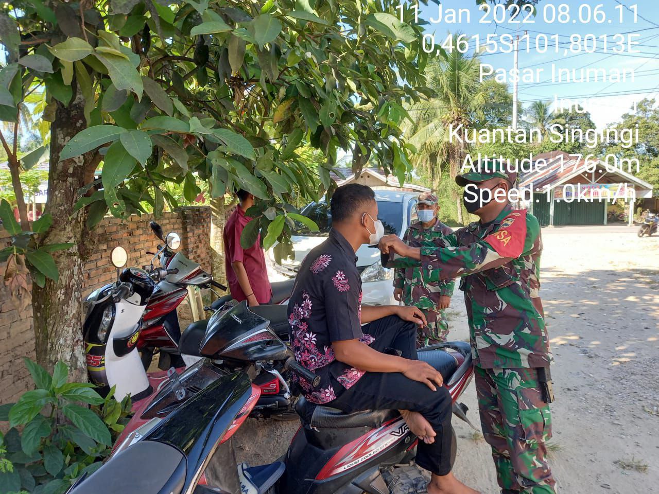 Babinsa Koramil 06/Cerenti Kodim 0302/Inhu Tegakkan Prokes Covid-19,Datangi Tongkrongan Warga Dan Bengkel di Pulau Sipan