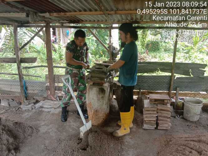 Dekat Dengan Rakyat, Babinsa Koramil 06/Cerenti Kodim 0302/Inhu Bantu Buat Batako di Desa Kompe Berangin 