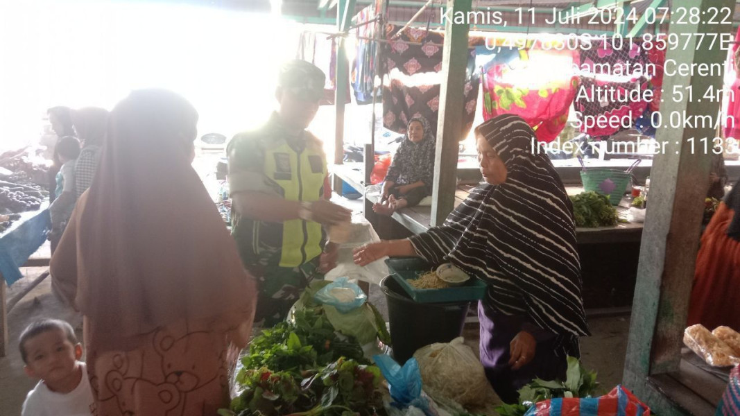 Babinsa Koramil 06/Cerenti Kodim 0302/Inhu Cek Harga Sembako Di Kelurahan Pasar Cerenti Kecamatan Cerenti Kabupaten Kuansing Riau 