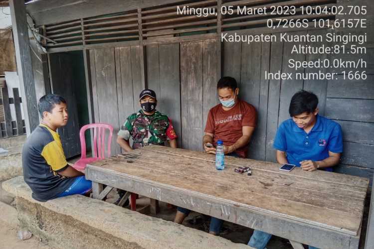 Babinsa Koramil 06/Cerenti Kodim 0302/Inhu Komsos Dengan Warga Binaan Memberikan Pengertian Tentang Pentingnya Menjaga Keamanan di Koto Inuman 