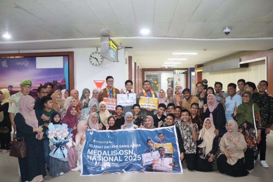 Riau Bangga! Tiga Bintang Sains MAN 1 Pekanbaru Sabet Tiga Medali OSN Nasional
