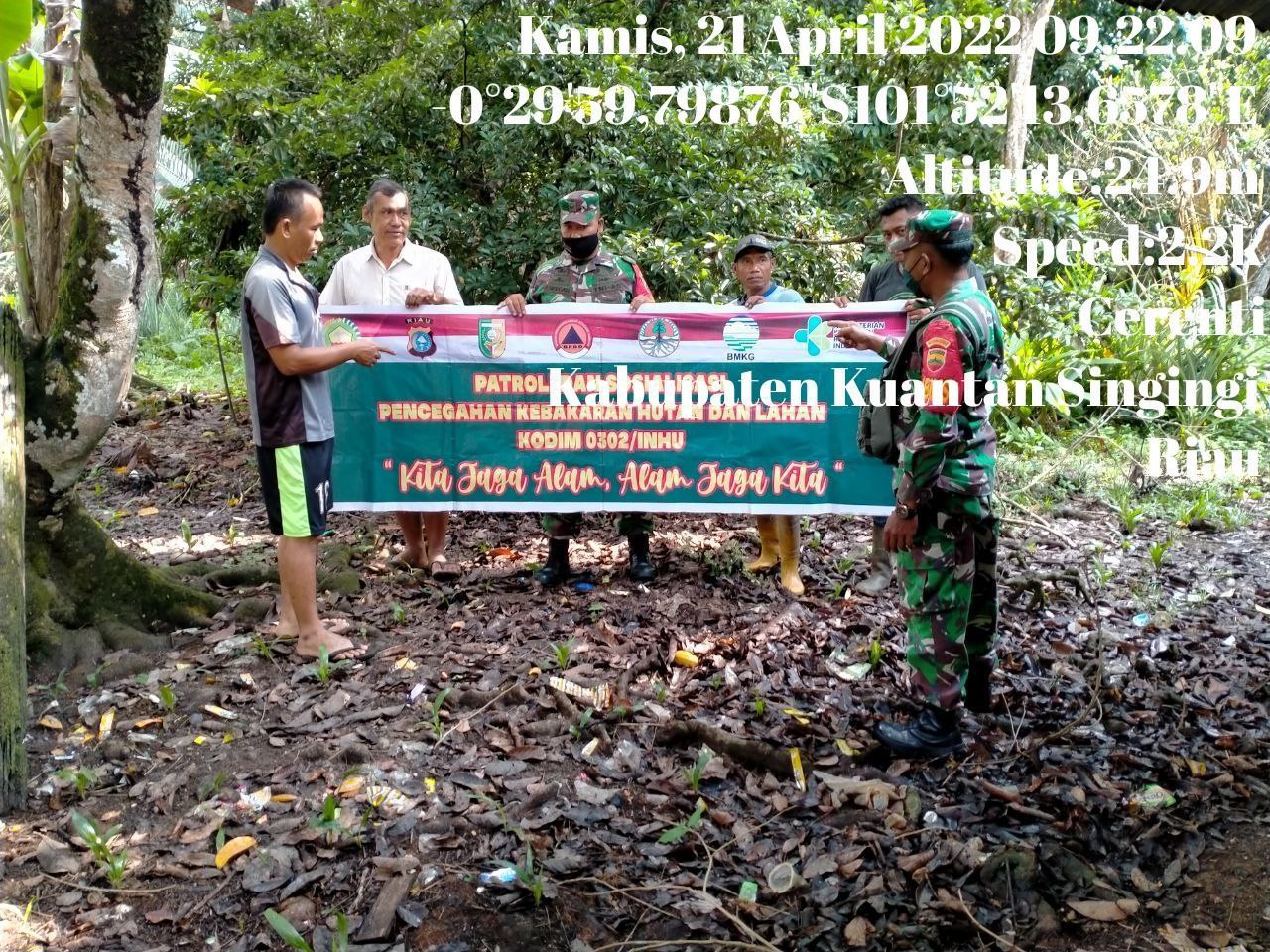 Cegah Pembakaran Hutan Dan Lahan, Babinsa Koramil 06/Cerenti Dim 0302/Inhu Laksanakan Sosialisasi Kepada Masyarakat