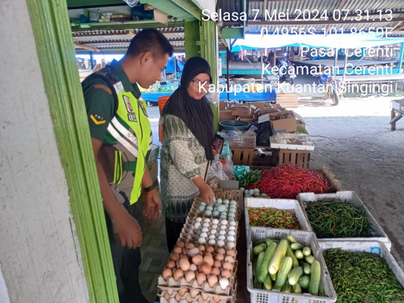 Serda Jama Anur Babinsa Koramil 06/Cerenti Kodim 0302/Inhu Pantau  Harga Pangan Di Kecamatan Cerenti Kabupaten Kuantan Singingi