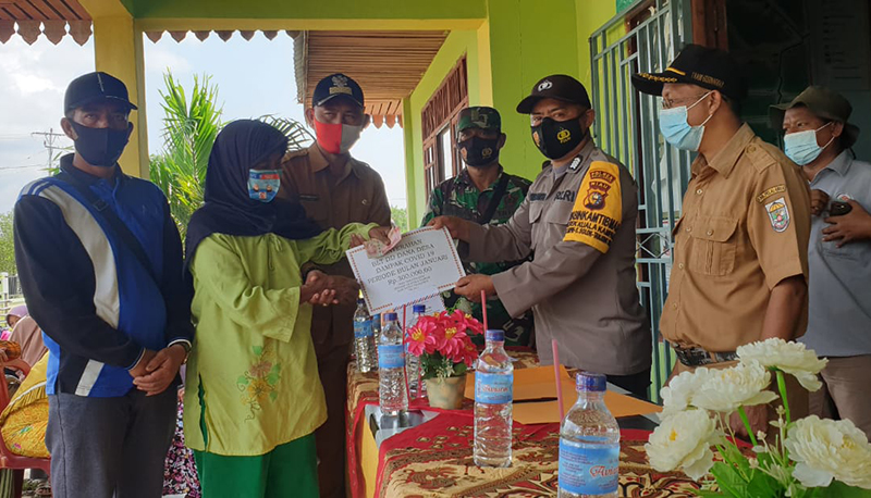 Personel Polsek Kuala Kampar Lakukan Pengawasan Penyaluran BLT Dana Desa Tanjung Sum