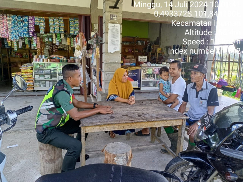 Pratu Reki Gunawan Babinsa Koramil 06/ Cerenti Kodim 0302/Inhu Melakukan Kegiatan Komsos Dengan Masyarakat Pulau Busuk Jaya Kecamatan Inuman