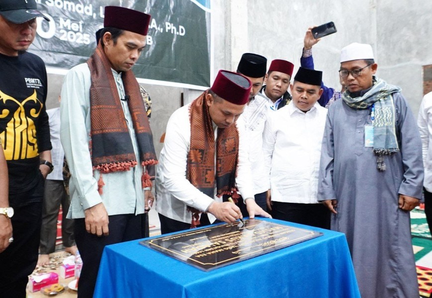 Gubernur Abdul Wahid dan UAS Tandai Peresmian Masjid Darus Sa'adah di Desa Tarai Bangun