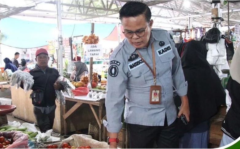 Kepala DKP Pekanbaru dan Jajaran Monitoring Harga dan Pengawasan Keamanan Pangan Segar di Pasar Cik Puan