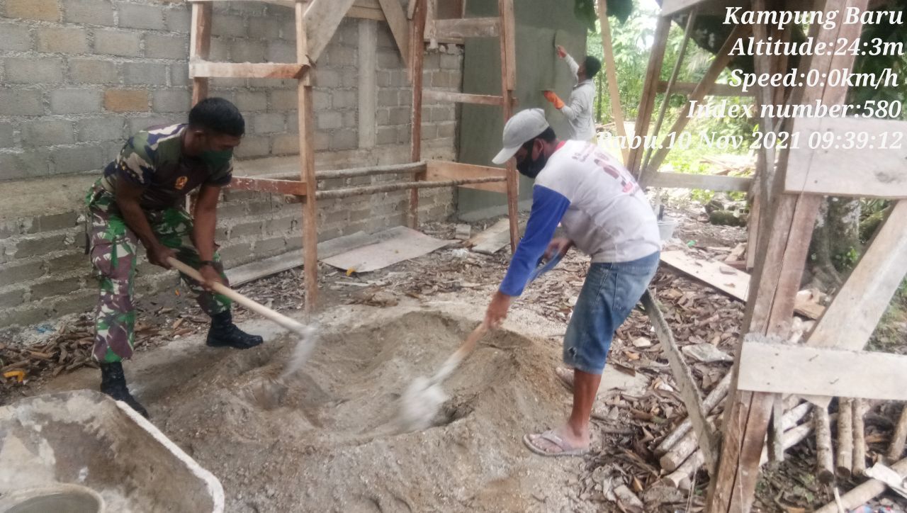 Babinsa Koramil 06/Cerenti Kodim 0302/Inhu Bantu Warga Plaster Dinding Rumah