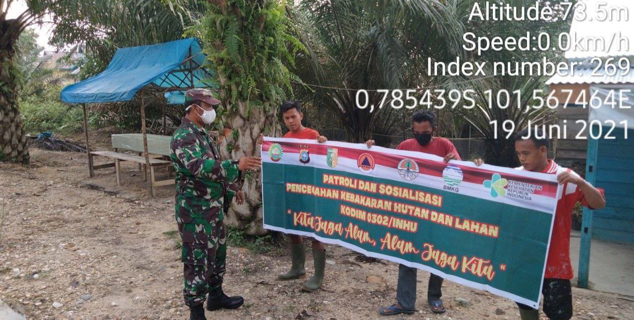 Babinsa Koramil 06/Cerenti Dim 0302/Inhu Galakkan Sosialisasi Dan Patroli Tentang Bahaya Karhutla Di Wilayah Binaannya di Desa Seberang Pulau Busuk