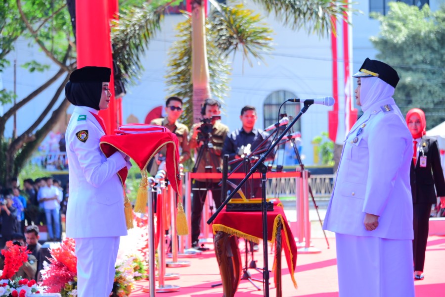 Khidmat, Bupati Kasmarni Pimpin Upacara Peringatan HUT ke-81 Kemerdekaan RI