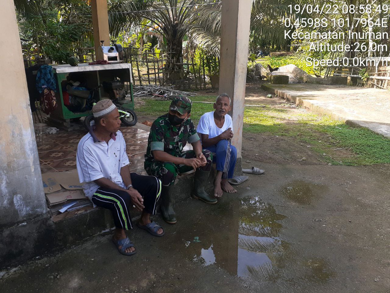 Babinsa Koramil 06/Cerenti Kodim 0302/Inhu Komsos Dengan Warga di Desa Kampung Baru Koto Kecamatan Inuman Kabupaten Kuansing