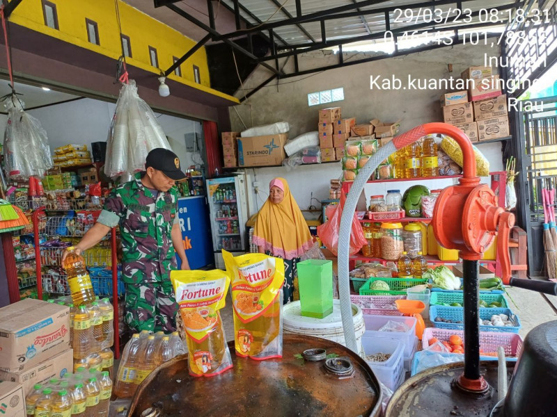 Sertu Efison Babinsa Koramil 06/Cerenti Kodim 0302/Inhu Pantau Perkembangan Harga Kebutuhan Pokok Di Kecamatan Inuman Kabupaten Kuansing