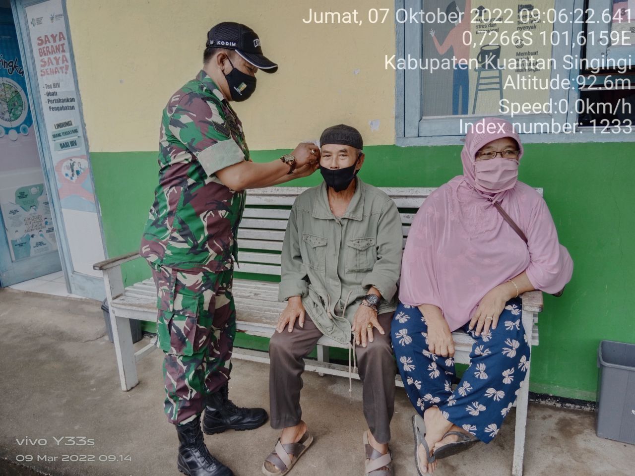 Babinsa Koramil 06/ Cerenti  Kodim 0302/ Inhu Bagikan Masker Kepada Warga Desa Lebuh Lurus Kecamatan Inuman Kabupaten Kuantan Singingi