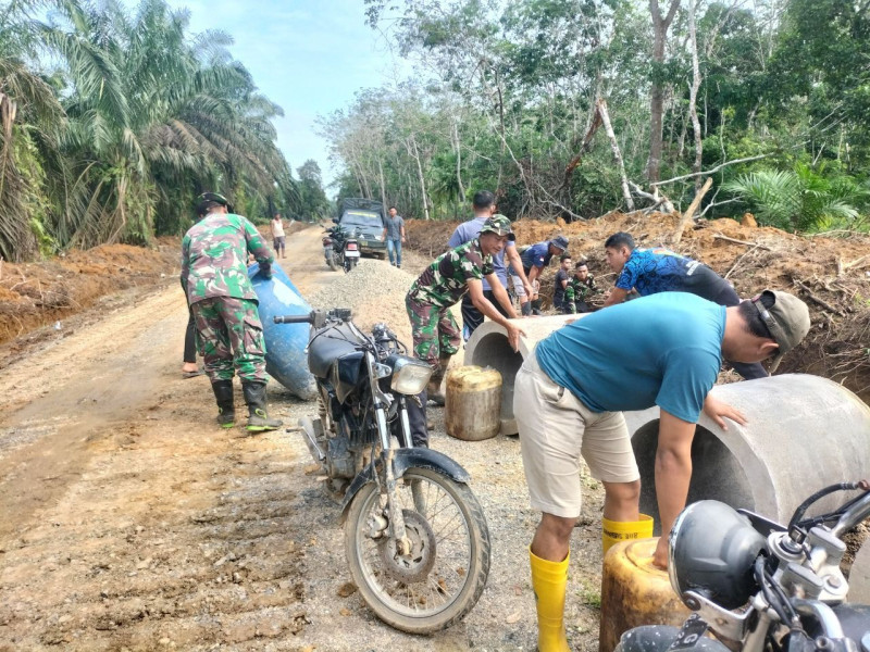 Satuan Tugas TMMD KE-120 Kodim 0302/Inhu Melanjutkan Pemasangan Gorong-gorong Di Desa Redang 