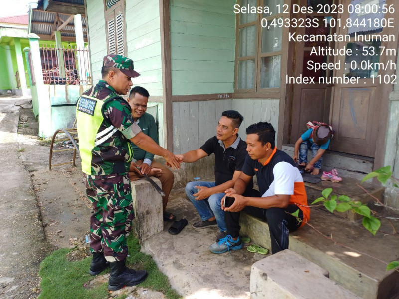 Babinsa Koramil 06/Cerenti Kodim 0302/Inhu Serka Efison Gelar Komsos Didesa Bedeng Sikuran Kecamatan Inuman Kabupaten Kuansing