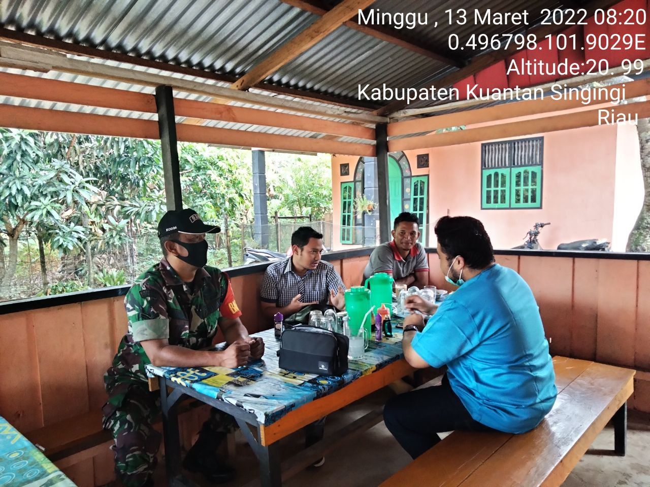 Ciptakan Keakraban Babinsa Koramil 06/Cerenti Kodim 0302/Inhu Rutin Laksanakan Komsos Dengan Masyarakat  di Desa Seberang Pulau Busuk Kecamatan Inuman Kabupaten Kuansing