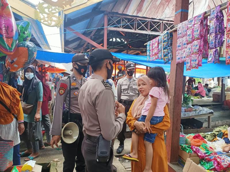 Imbau Warga Terapkan AKB, Personel Polsek Kuala Kampar dan TNI Turun ke Pasar