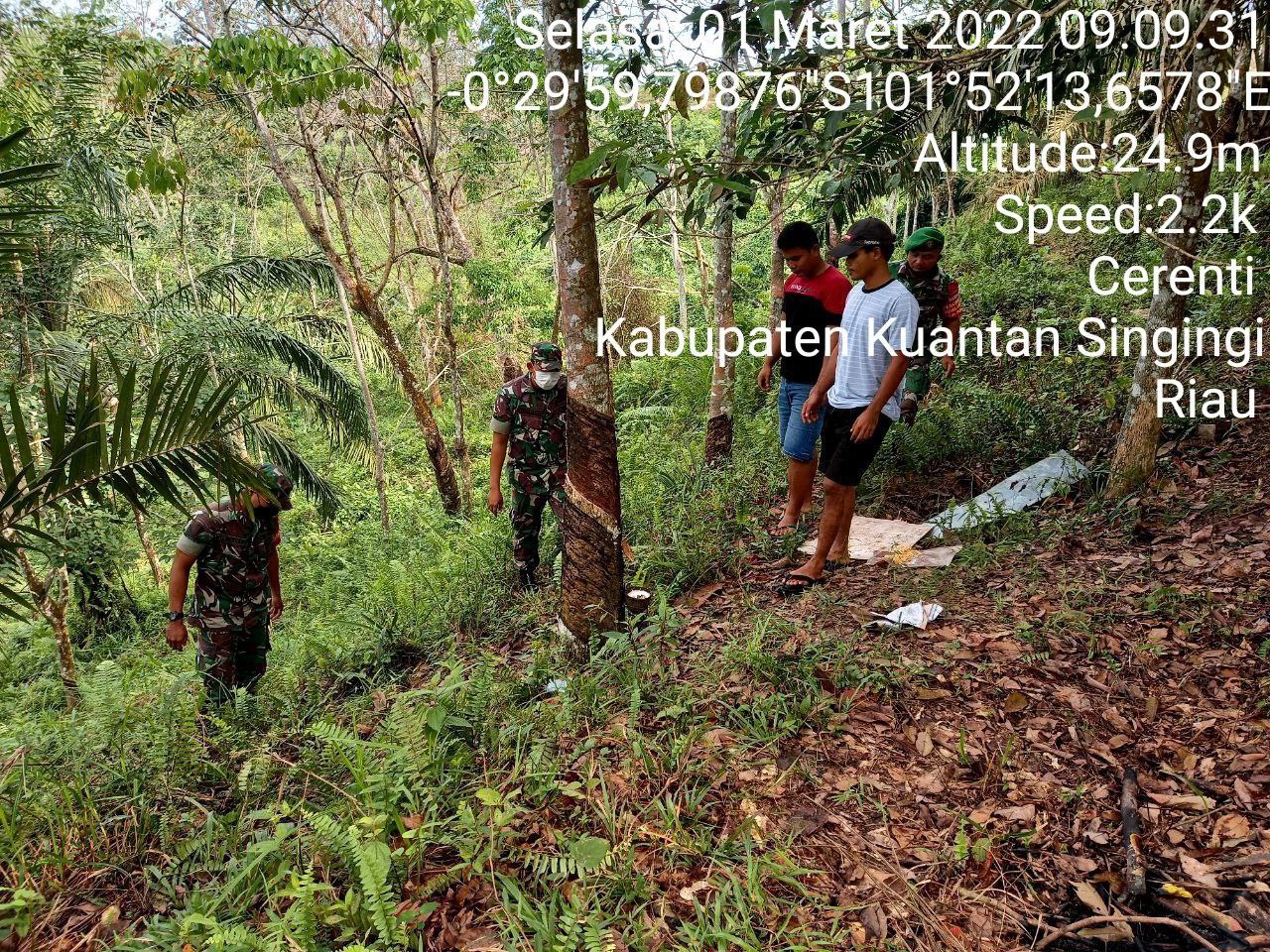 Tingkatkan Pengawasan Karlahut, Babinsa Koramil 06/ Cerenti Dim 0302/ Inhu ,Kopda Mohammad Soleh Laksanakan Patroli Dan Sosialisasi Kepada Masyarakat