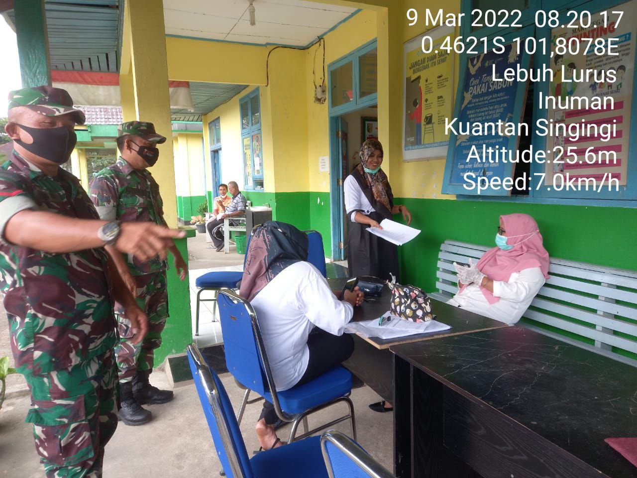 Babinsa Koramil 06/Cerenti Kodim 0302/Inhu Dengan Penuh Humanis,  Berikan Himbauan Kepada Warga Di Lokasi Vaksinasi