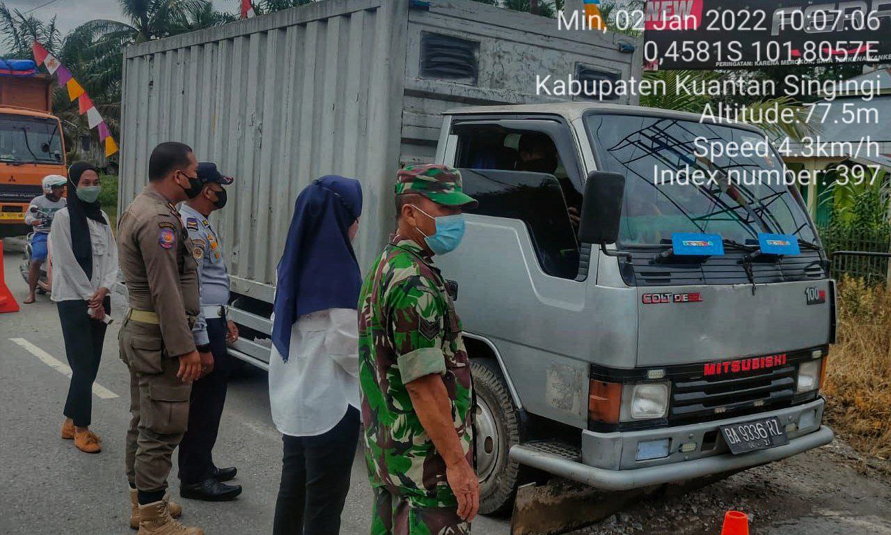 Babinsa Koramil 06/Cerenti Kodim 0302/Inhu, Serka M.Amin Bersama Anggota Polsek Cerenti Dan Intansi Pemerintah Terkait Laksanakan Pengamanan Pos Natura 2022