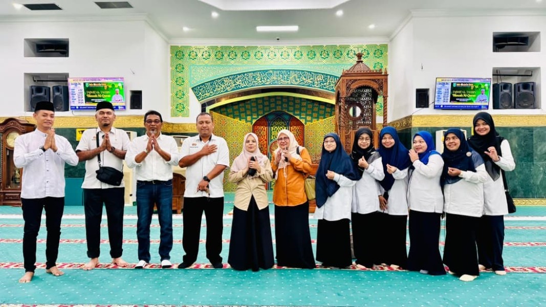 Rombongan Wisatawan Malaysia Kagumi Keindahan Masjid Raya Annur Riau