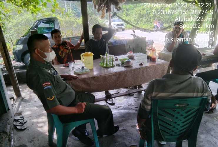 Anggota Koramil 06/Cerenti Kodim 0302/Inhu Selalu Menjaga Kekompakan Dengan Warga  Babinsa Komsos Mempererat Tali Silaturahmi