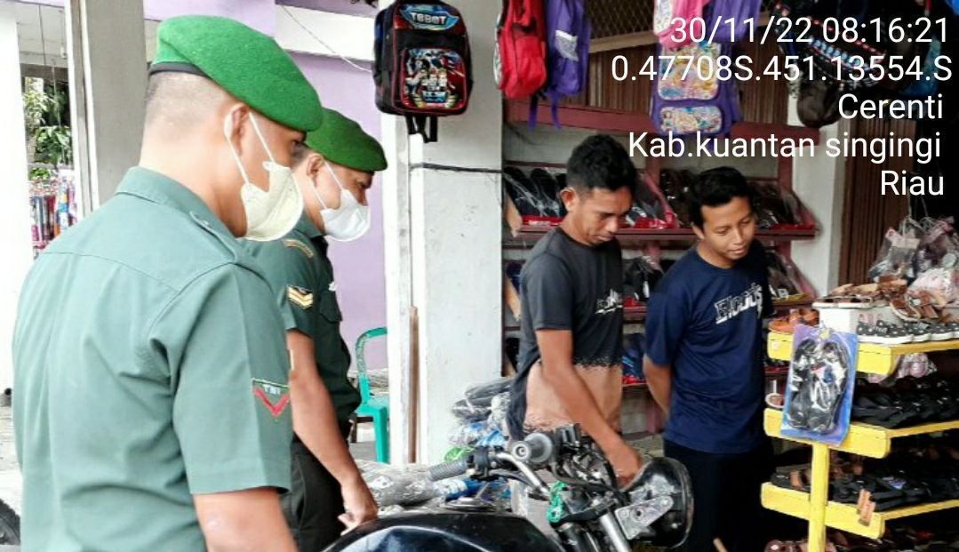 Babinsa Koramil 06/Cerenti Dim 0302/Inhu  Berikan Sosialisasi Dan Himbauan Kepada Warga Supaya Tetap Mematuhi Prokes Covid-19 di Bengkel Sepeda Motor 