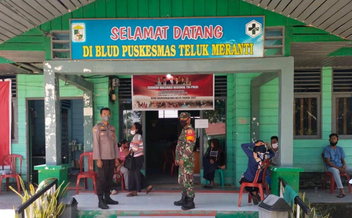 Bhabinkamtibmas Polsek Teluk Meranti Awasi Pihak Puskemas Laksanakan Giat Vaksinasi