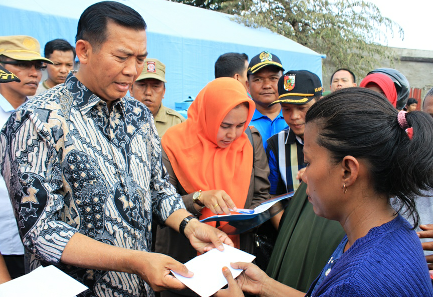 Walikota Serahkan Bantuan Kepada Korban Kebakaran 