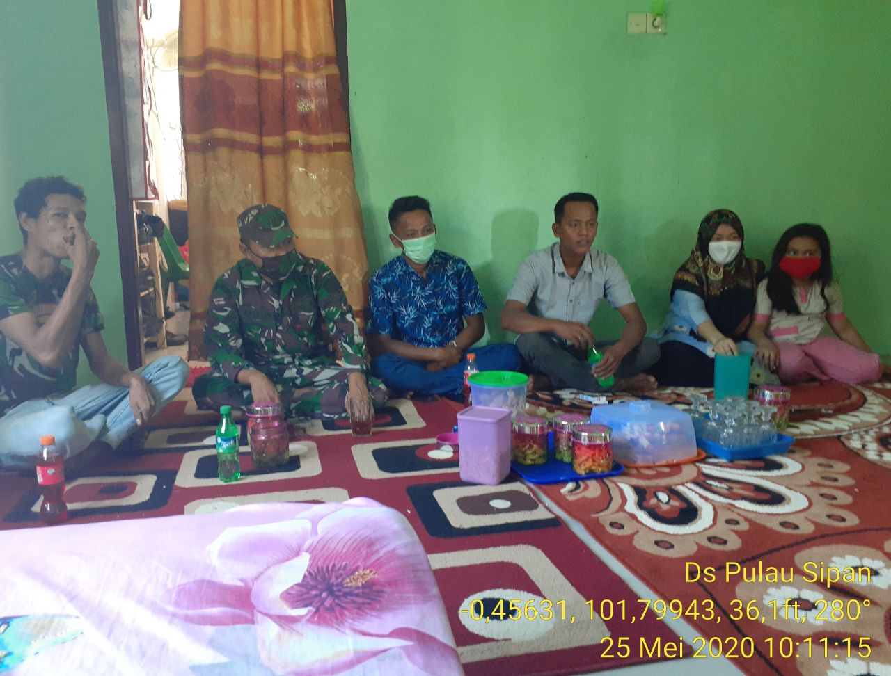 Babinsa Koramil 06/Cerenti Dim 0302/Inhu Sertu Efison Komsos Untuk Memutus Matarantai Virus Corona.