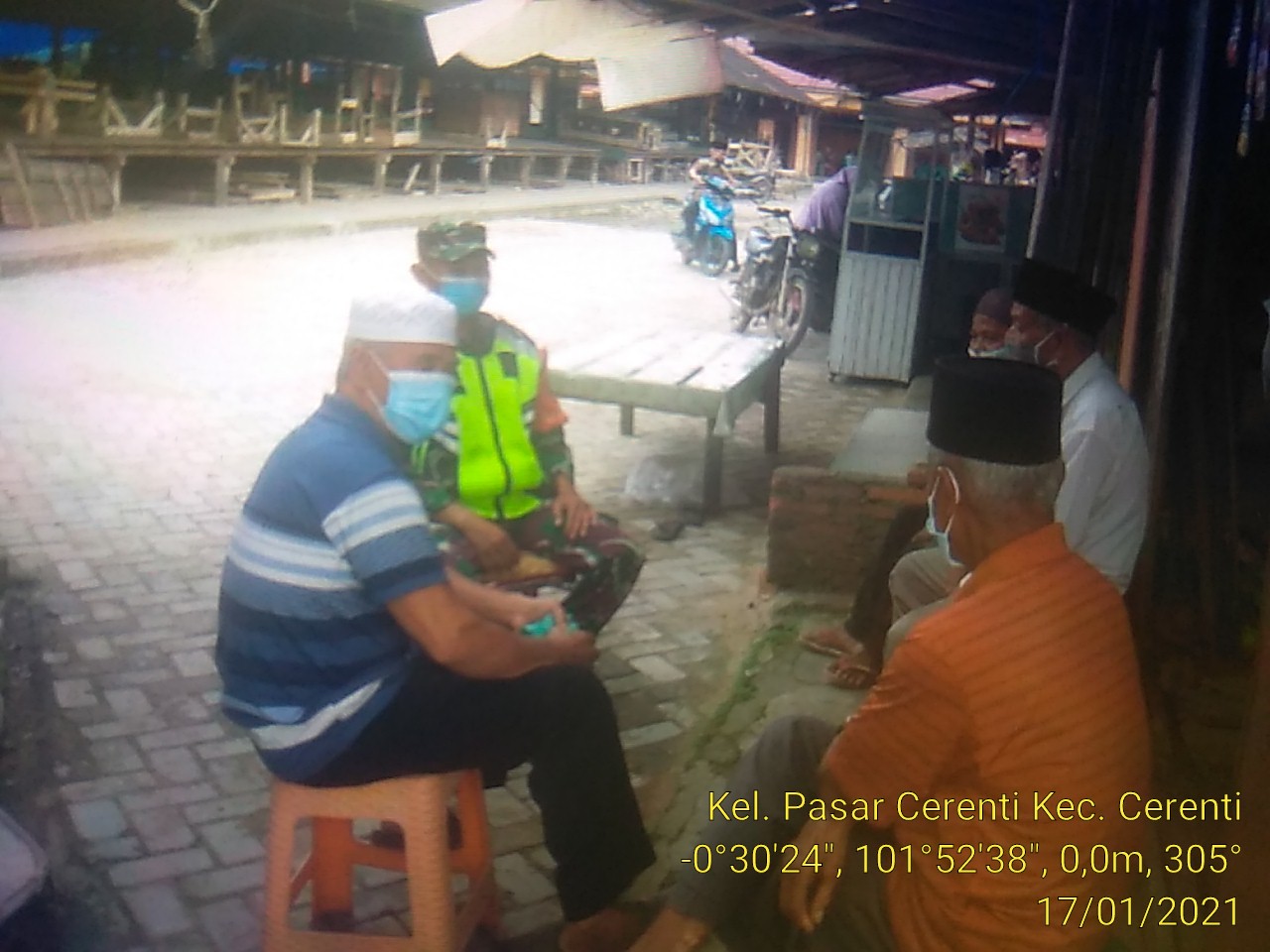 Babinsa Koramil 06/Cerenti Kodim 0302/Inhu Lakukan Pencegahan Covid-19 Melalui Komsos 