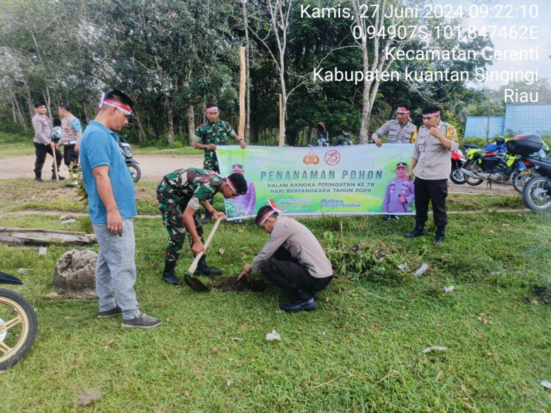 Babinsa Koramil 06/ Cerenti Kodim 0302/Inhu  Melaksanakan Penanaman Pohon Bersama Anggota Polsek Cerenti Dalam Rangka Hari Bhayangkara Bersama  Masyarakat Cerenti