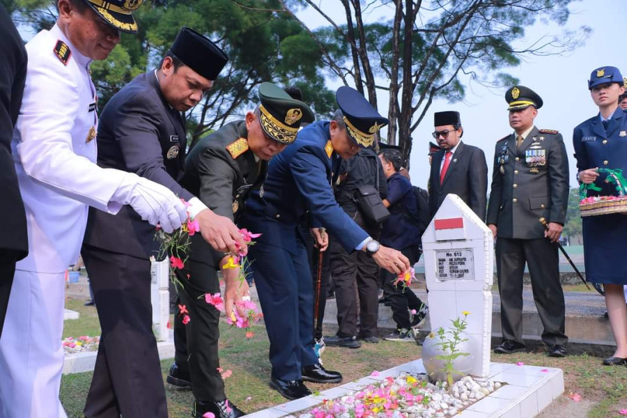 HUT ke-78 TNI, Pj Wali Kota Pekanbaru Ikuti Upacara Ziarah di TMP Kusuma Dharma