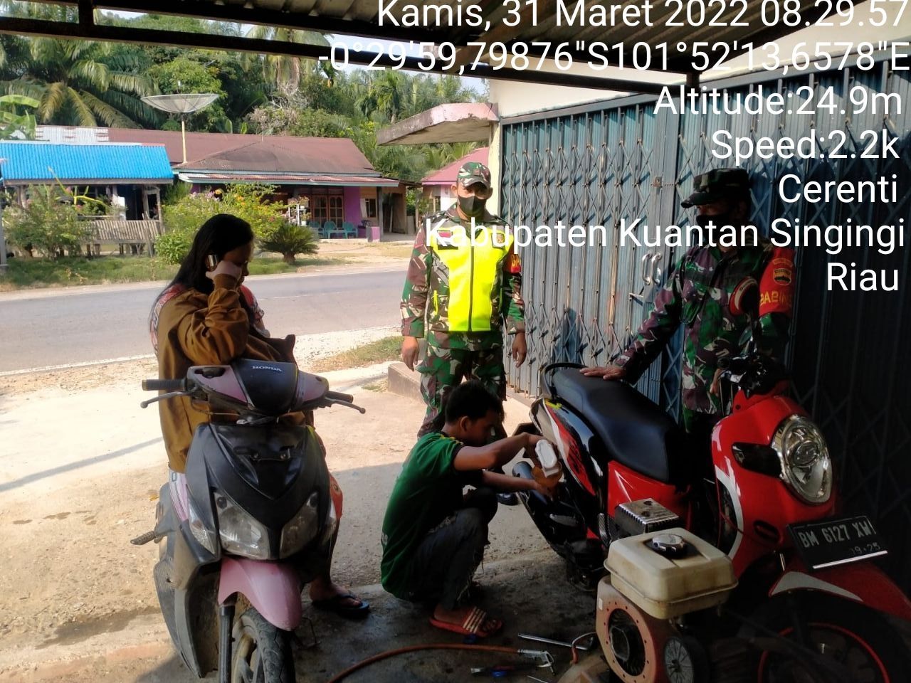 Kopda Mohammad Soleh Babinsa Koramil 06/Cerenti Kodim 0302/Inhu, Bersama Anggota Lainnya  Berikan Sosialisasi Serta Himbauan Kepada Warga Agar Patuhi Prokes Covid-19 di Desa Teluk Pauh Cerenti Kecamatan Cerenti Kabupaten Kuan