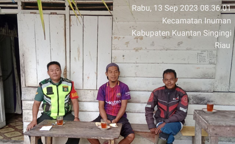 Babinsa Koramil 06/Cerenti Kodim 0302/Inhu Untuk Menjaga Keakraban Dengan Warga Babinsa Komsos Mempererat Tali Silaturahmi Di Desa Binaan Kecamatan Inuman Kabupaten Kuansing