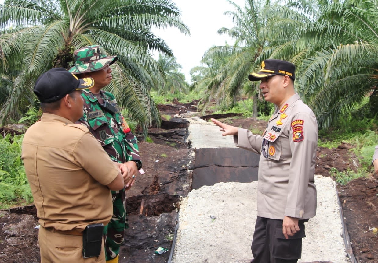 Gerak Cepat, Kapolres Bengkalis Tinjau Bencana Tanah Longsor di Desa Simpang Ayam