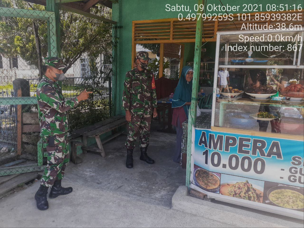Sertu Efison Babinsa Koramil 06/Cerenti Dim 0302/Inhu  Berikan Sosialisasi Serta Himbauan Kepada Warga Agar Patuhi Prokes Covid-19